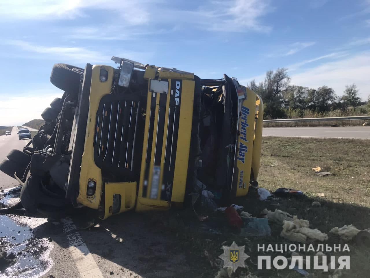 В Харьковской области перевернулся грузовик: водителя госпитализировали