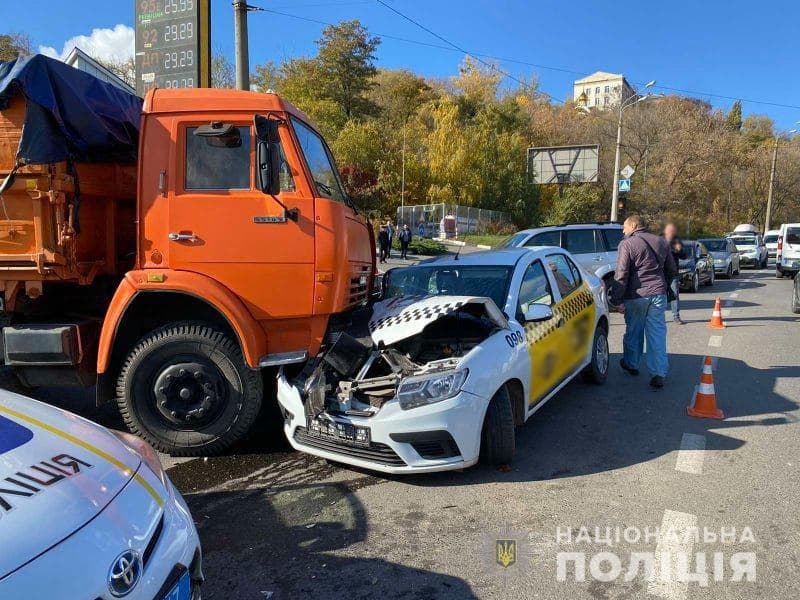В Харькове столкнулись грузовик и такси: пострадала женщина