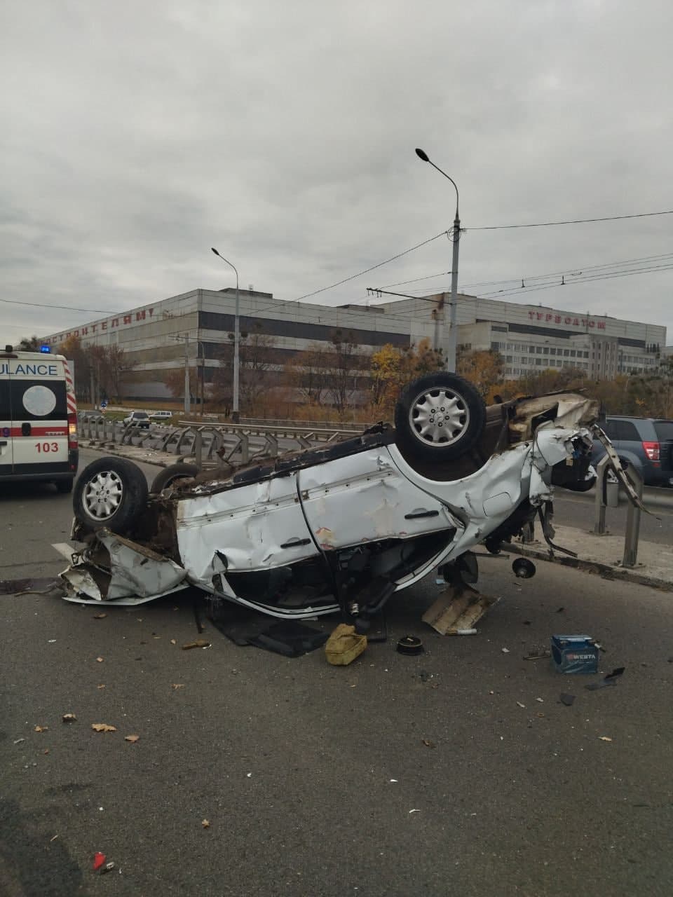 В Харькове водитель не справился с управлением, въехал в отбойник и перевернулся