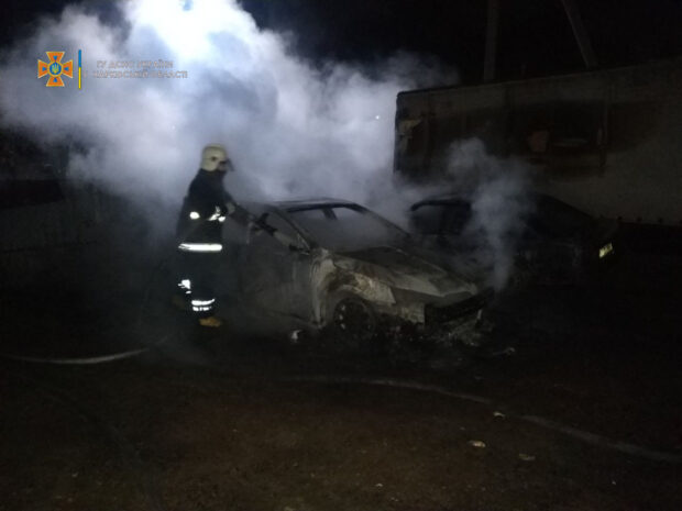 Под Харьковом возле жилого дома сгорело два автомобиля
