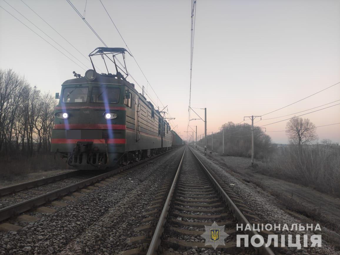 На Харьковщине поезд сбил женщину