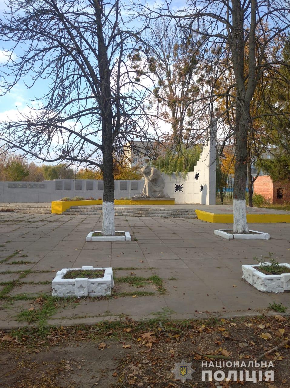 Под Харьковом неизвестные повредили памятник погибшим во Второй мировой войне