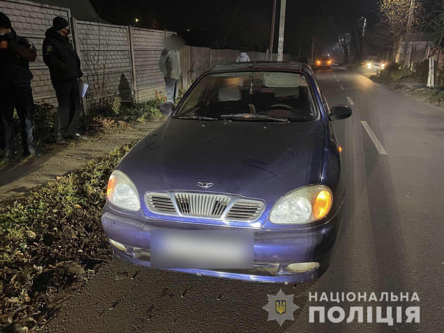 На Харьковщине под колесами автомобиля погиб мужчина, который лежал у краю дороги