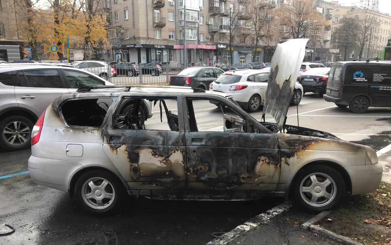 В Харькове из-за замыкания электропроводки сгорел автомобиль