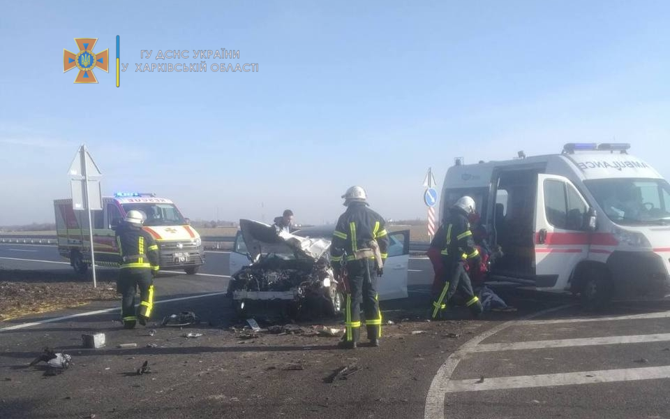 В Харьковской области столкнулись грузовик и легковой автомобиль: пострадали три человека