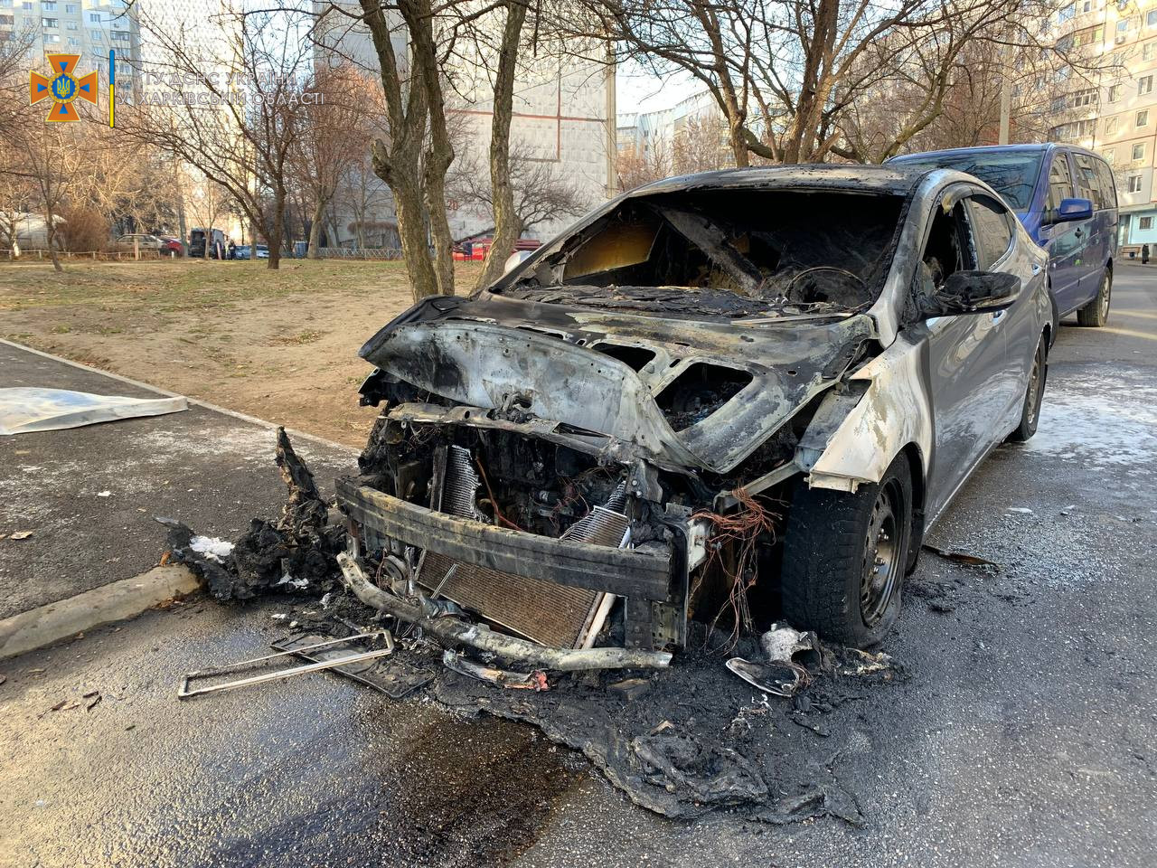 В Харькове возле жилого дома сгорел автомобиль