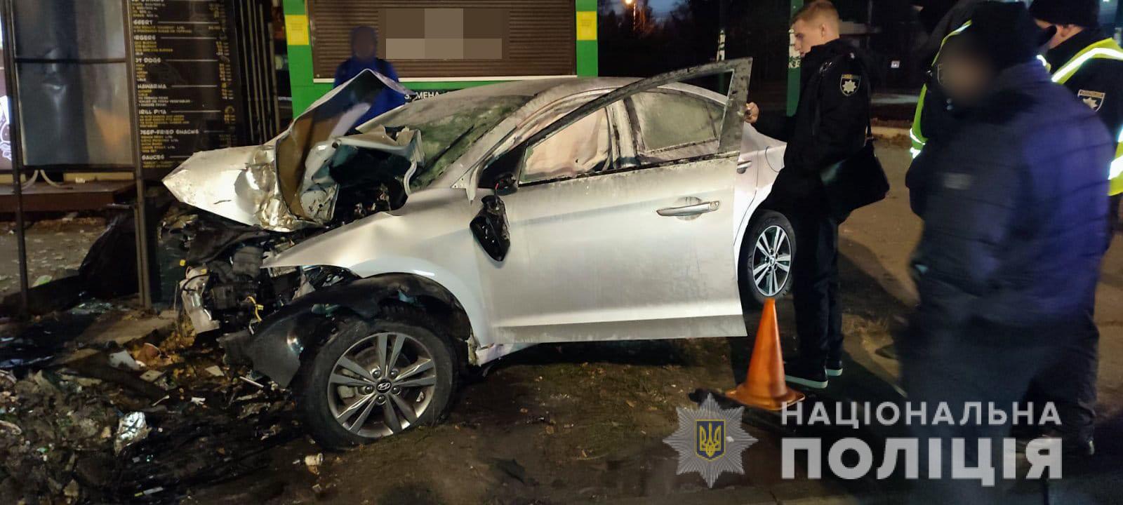 На Салтовке автомобиль врезался в столб: водитель погиб
