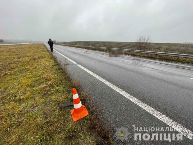 На дороге в Харьковской области нашли тело мужчины