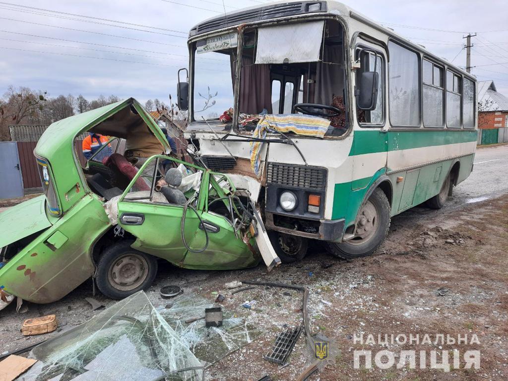 В Харьковской области автобус врезался в легковой автомобиль: погиб один из водителей