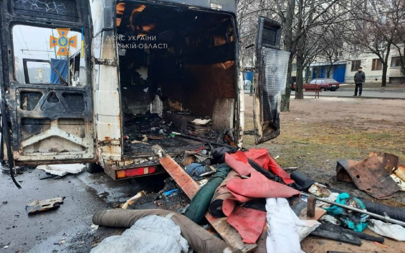 На Алексеевке возле жилого дома сгорел микроавтобус