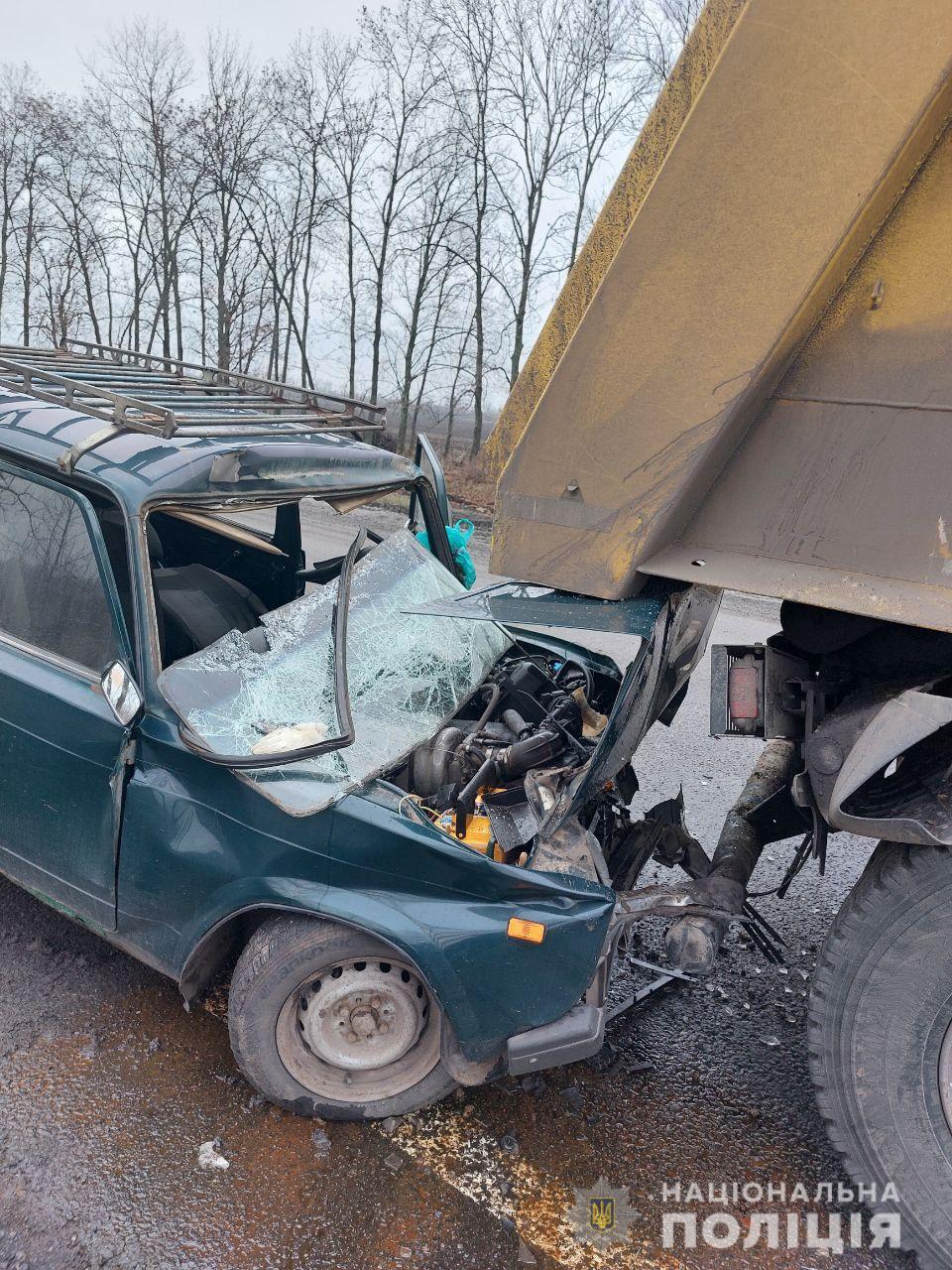 В Харьковской области легковой автомобиль врезался в грузовик