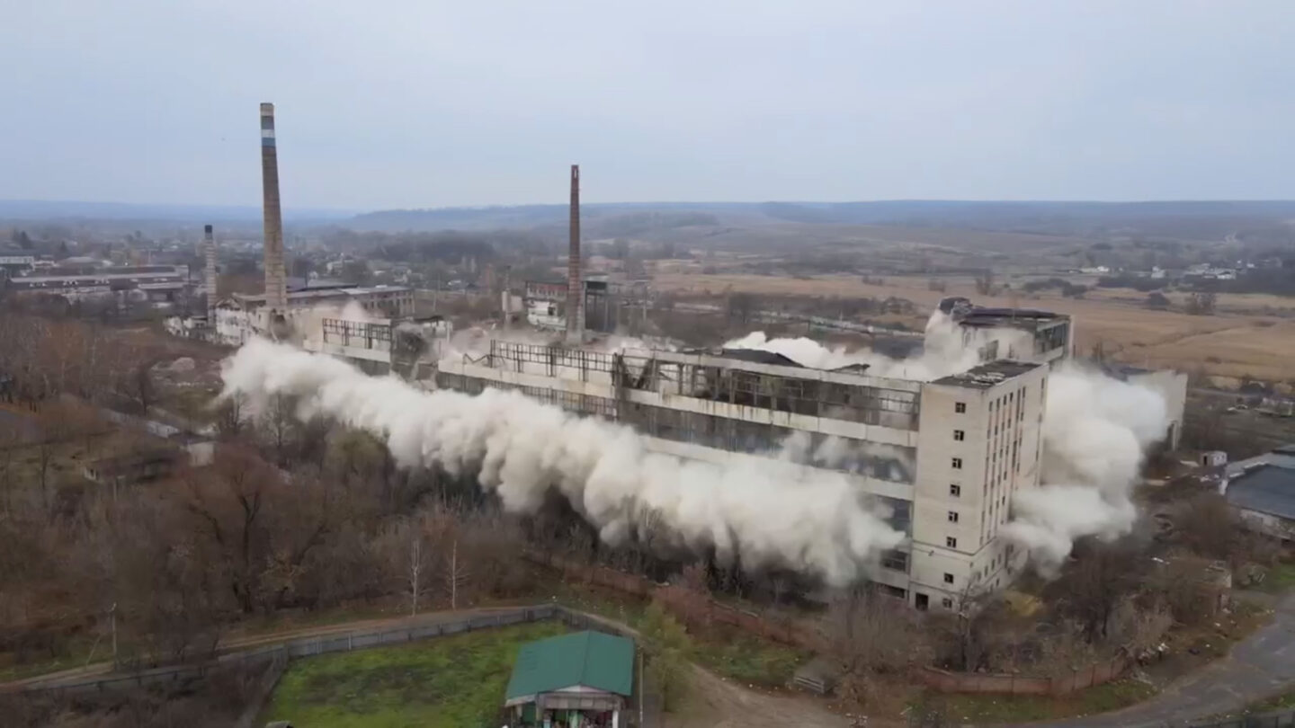 В поселке на Харьковщине подорвали здание завода (видео)
