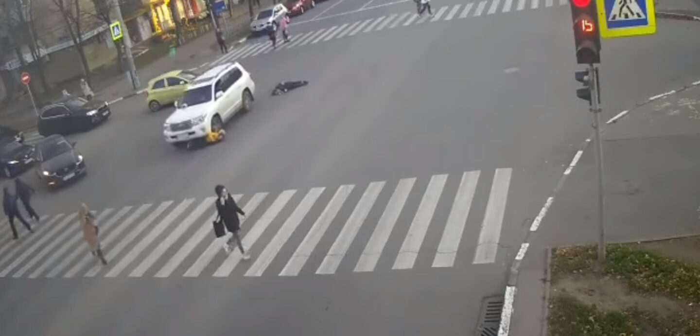 В соцсетях появилось видео, где водитель Toyota, который сбил детей на переходе, ищет “закладку” (видео)
