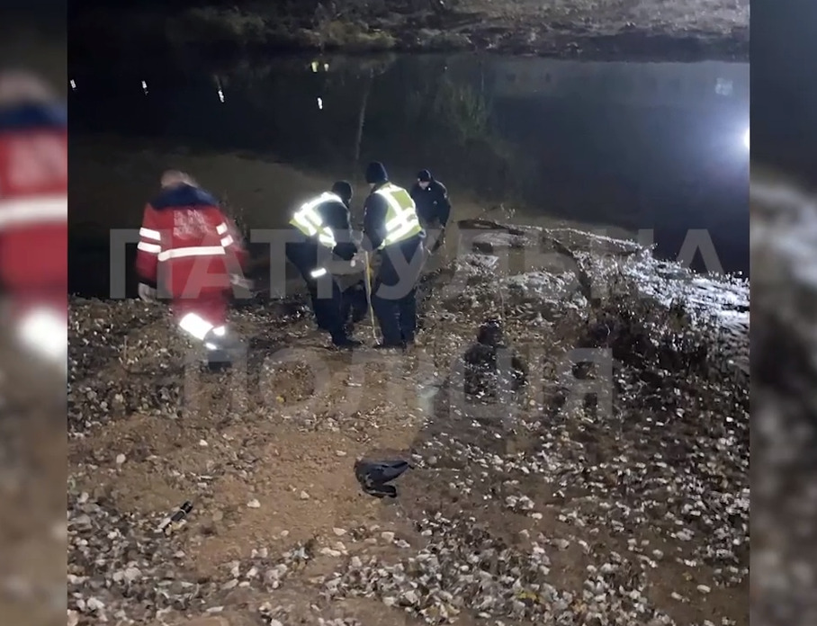В Харькове патрульные вытащили мужчину из ледяной воды (видео)
