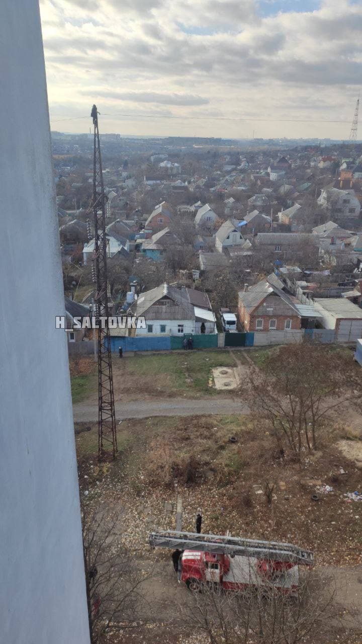 В Харькове девушка залезла на высоковольтный столб и хотела броситься вниз