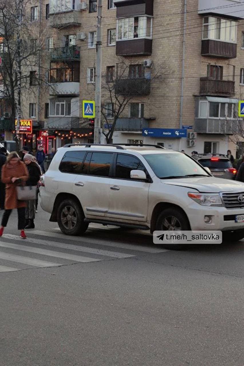 В Харькове на пешеходном переходе сбили двоих детей (видео)