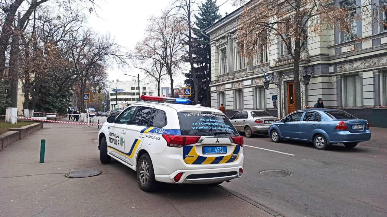 В центре Харькова из-за подозрительной черной сумки перекрыли улицу