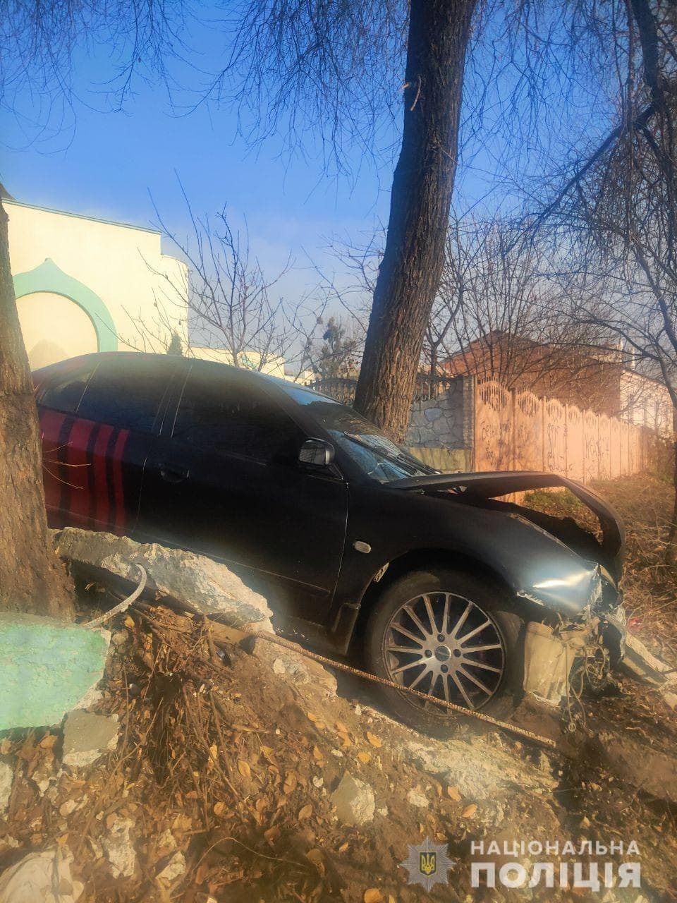 В Харькове водитель въехал в забор, бросил автомобиль и скрылся