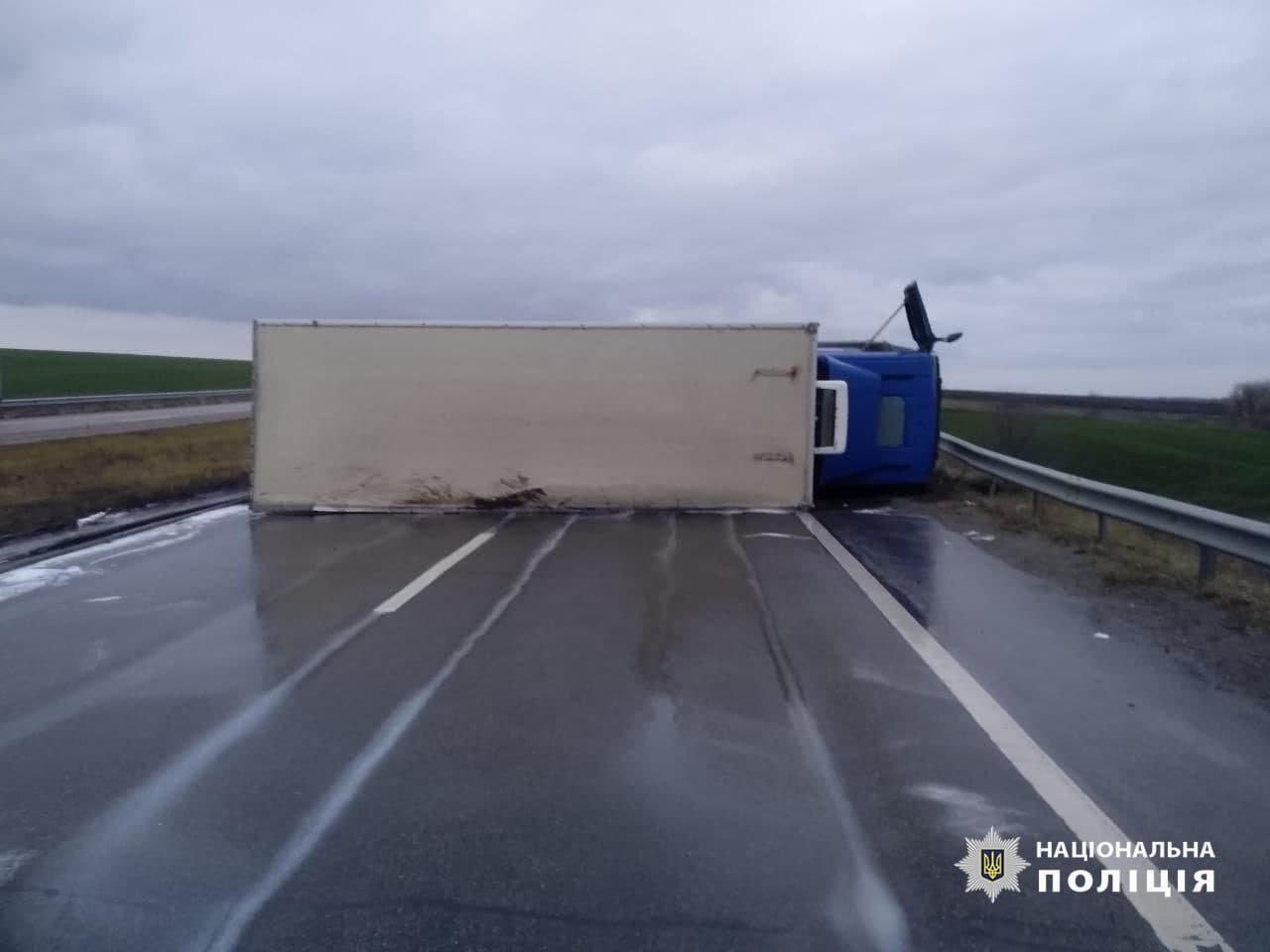 На Харьковщине во время движения перевернулся грузовик