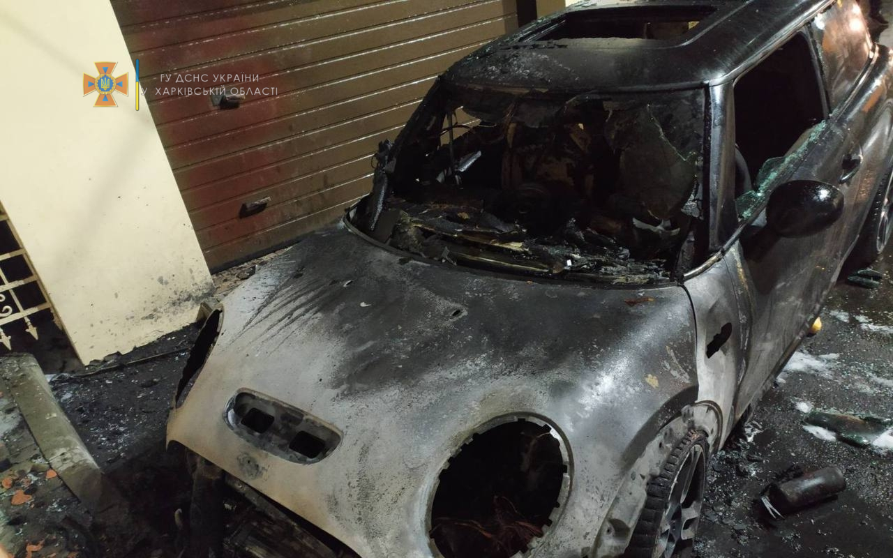 В Харькове возле многоэтажки сгорел автомобиль