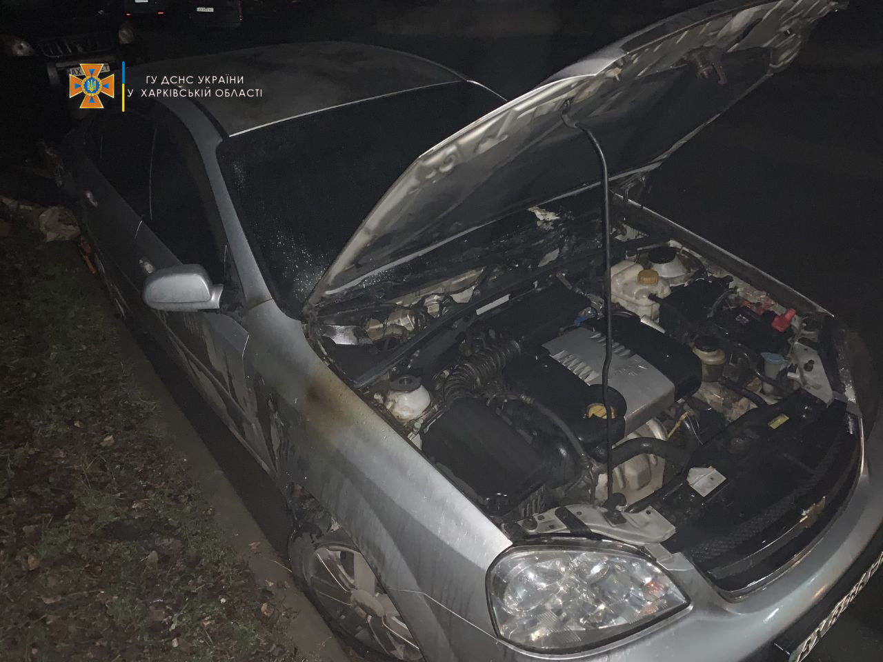 В Харькове во дворе многоэтажки горел автомобиль
