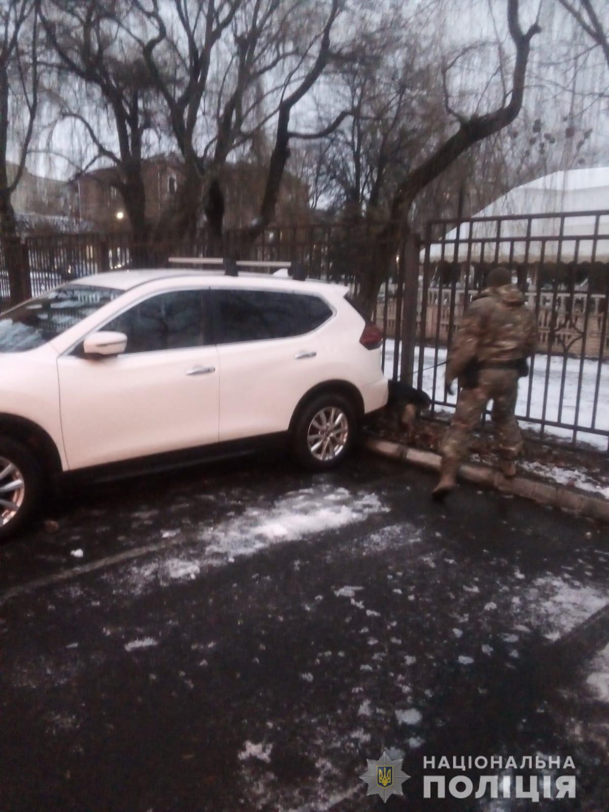 В Харькове возле супермаркетов и суда ищут взрывчатку