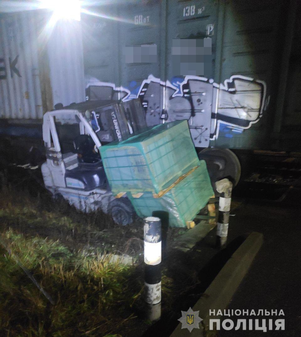 В Харькове водитель погрузчика при выполнении работ попал под поезд