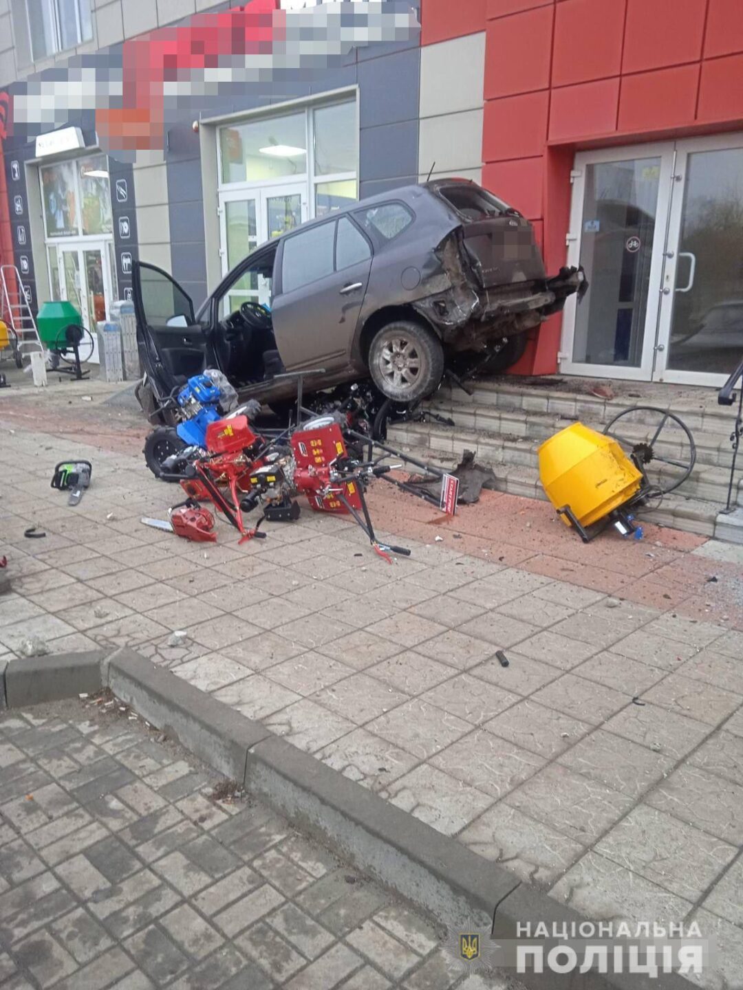 На Харьковщине пьяный водитель на большой скорости врезался в автомобиль и отлетел в магазин