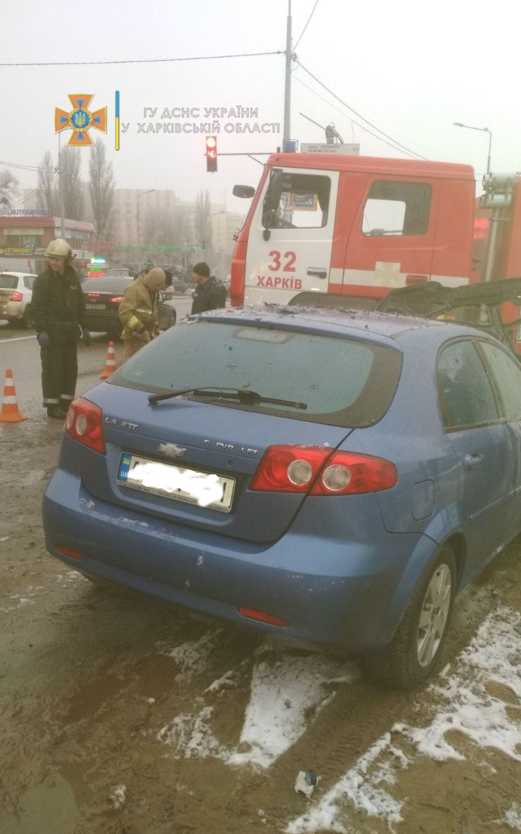 В Харькове во время движения загорелся автомобиль