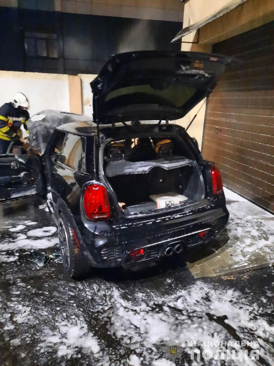 Полиция открыла уголовное производство по факту возгорания автомобиля возле жилого дома в Харькове