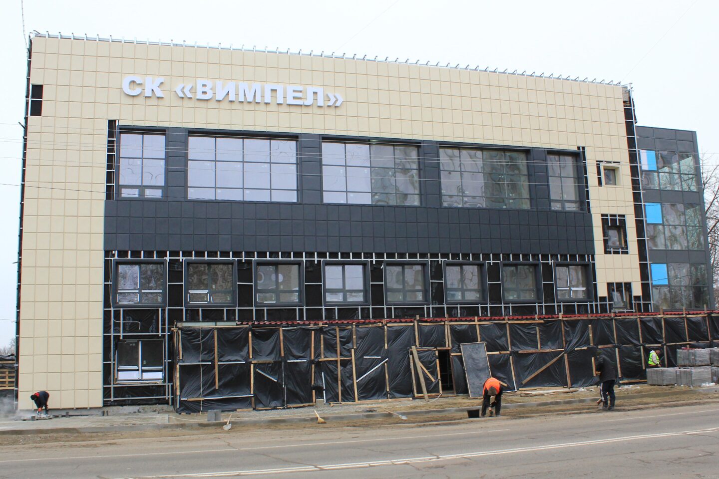 У Балаклійському спорткомплексі «Вимпел» закінчують фасадні роботи