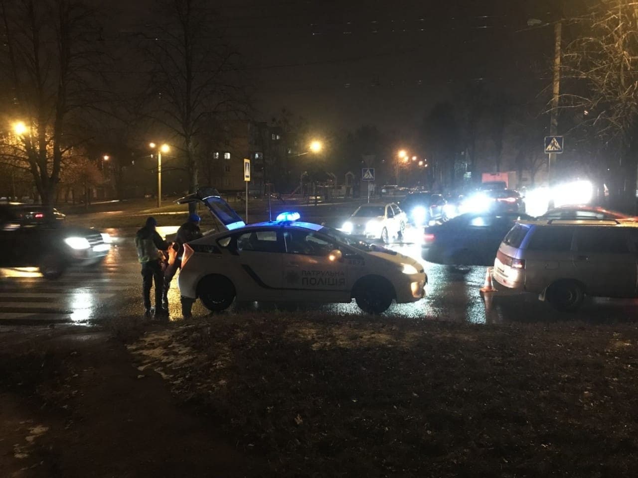На Салтовке автомобиль сбил двоих пешеходов