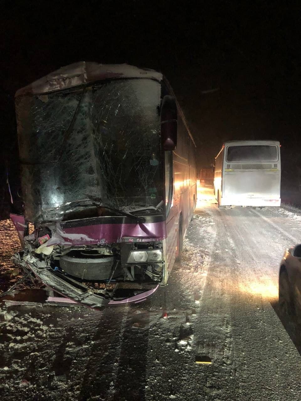 В Харьковской области водитель рейсового автобуса врезался в грузовик
