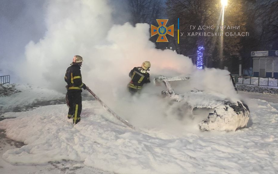 Под Харьковом во время движения загорелась легковушка