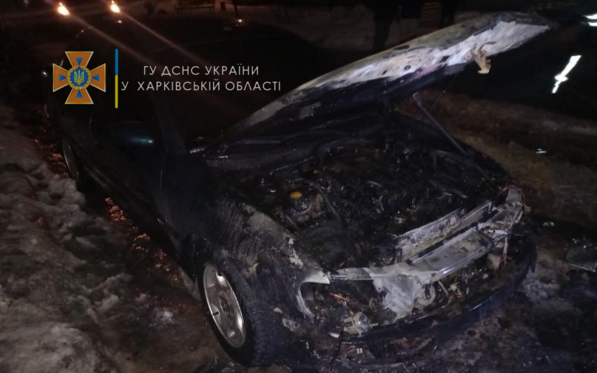 В Харькове возле 9-этажного дома сгорел автомобиль