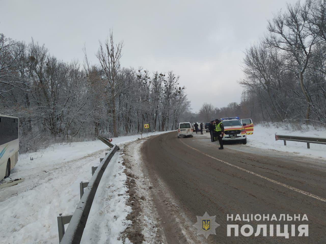 Под Харьковом в результате столкновения автомобиля и автобуса пострадали два человека