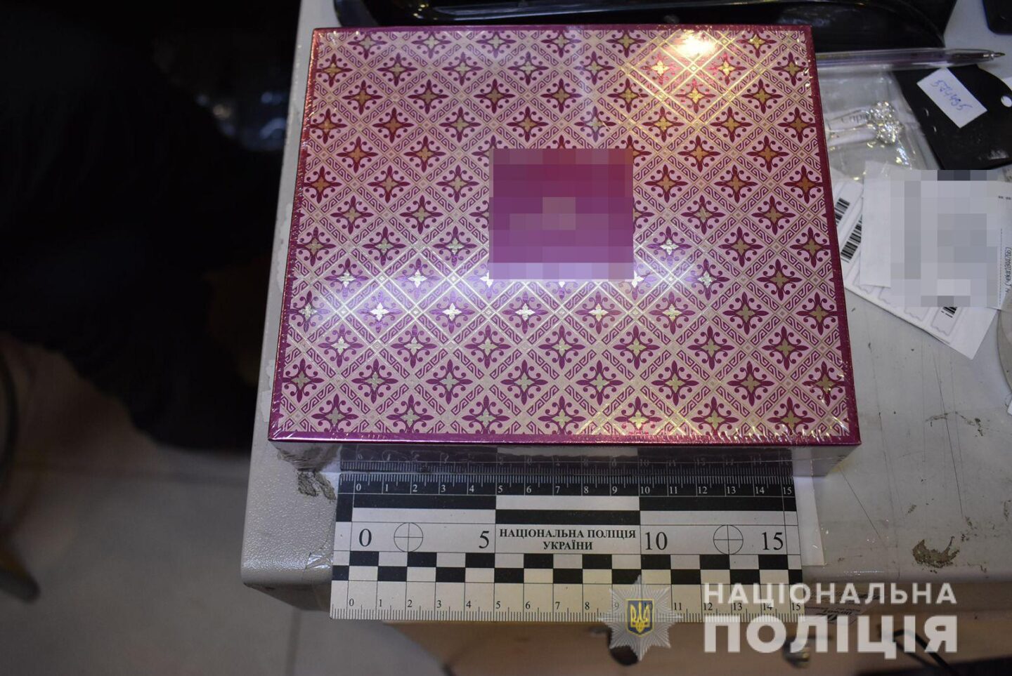 В Харькове продавщица магазина задержала вора, который пытался вынести набор косметики