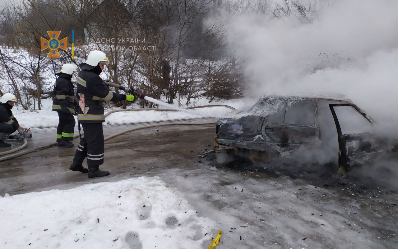 На Харьковщине возле жилого дома сгорел автомобиль