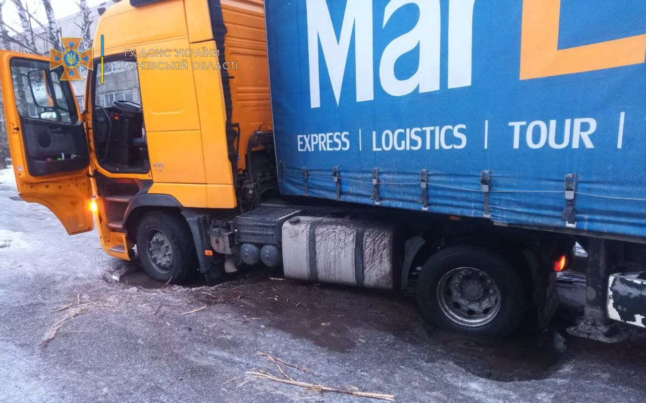В Харькове спасатели помогли водителю фуры сдвинуться со скользкого участка дороги