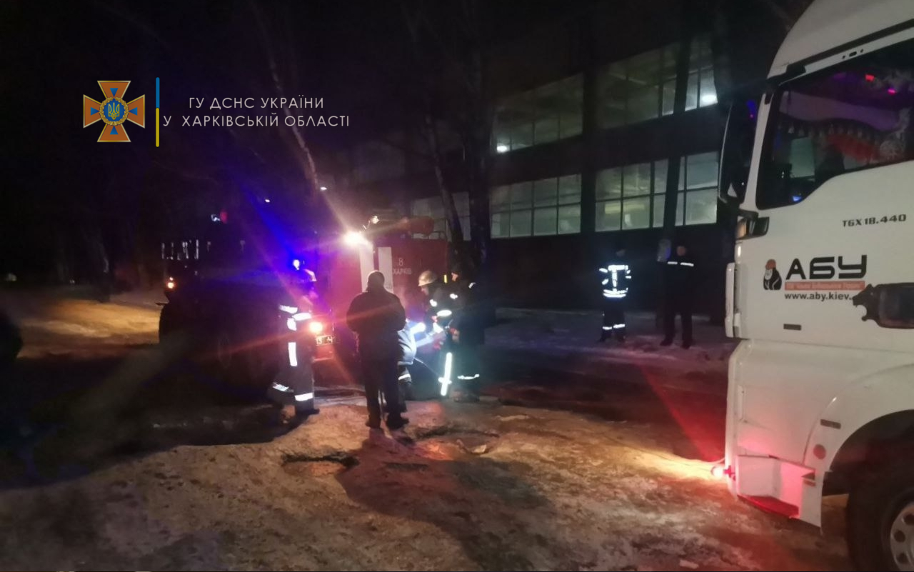 В Харькове спасатели продолжают вытаскивать фуры из покрытого льдом и ямами участка дороги