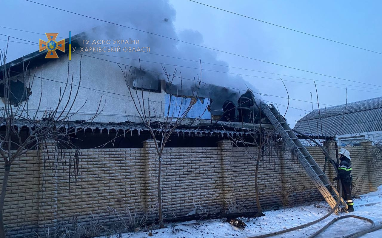 В поселке под Харьковом в частном доме произошел масштабный пожар