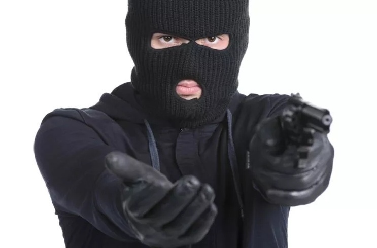На Харьковщине неизвестный с оружием ворвался на заправку и вынес кассу