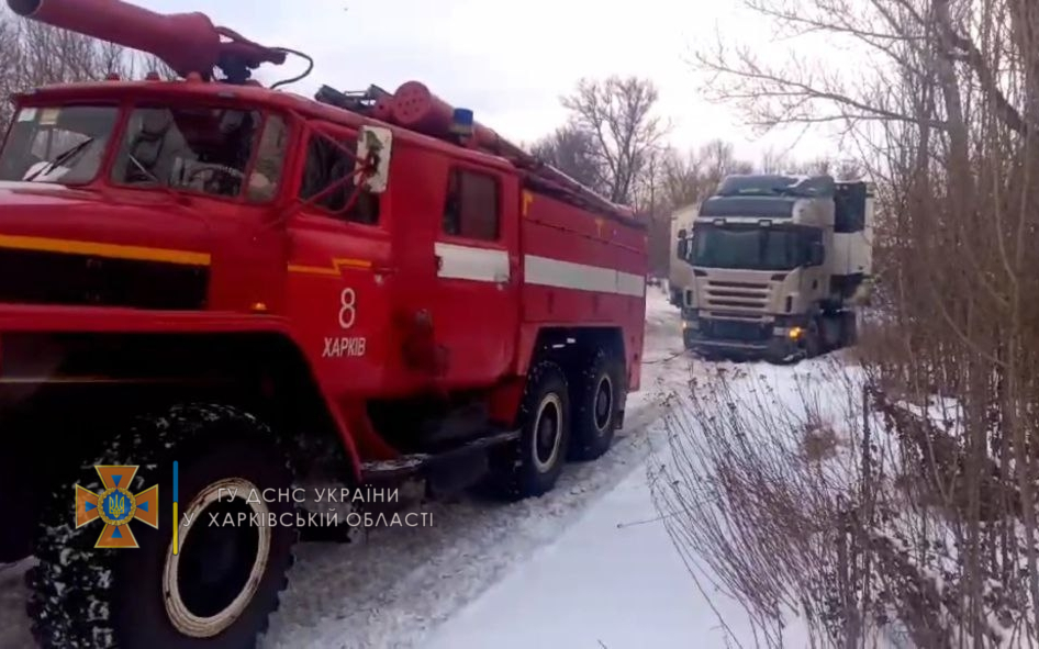 В Харькове спасатели вытащили фуру из усложненного участка дороги (видео)