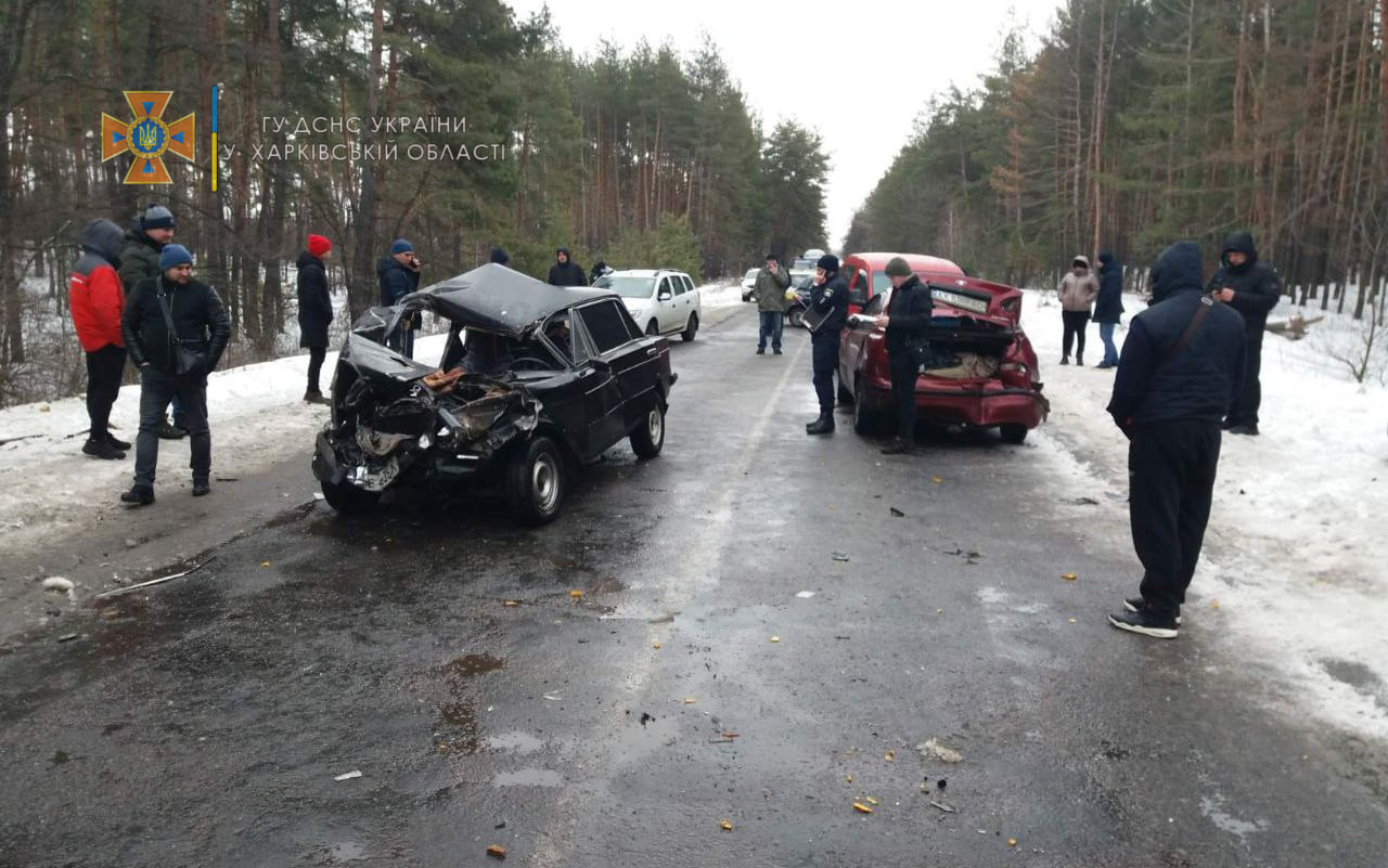 На Харьковщине столкнулись пять автомобилей: в результате аварии пострадала женщина