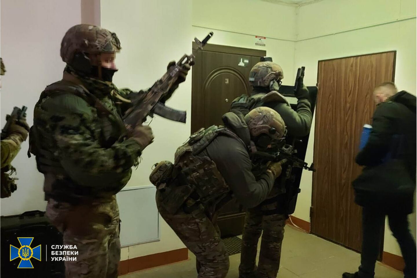 СБУ обезвредила группировку, которая готовила серию разбойных нападений на городские объекты в Харькове
