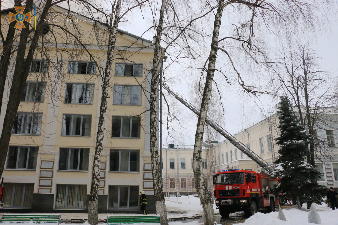 В центре Харькова горело здание бывшей библиотеки НЮУ имени Ярослава Мудрого