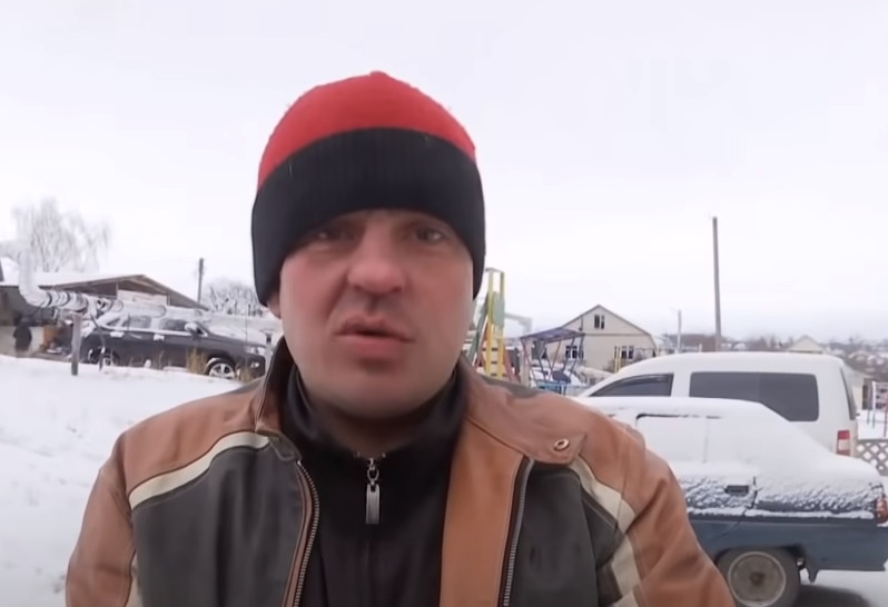 В Роганской ОТГ сожитель женщины, которая неделю не пускала свою 11-летнюю дочь домой, напал на журналистов: полиция открыла уголовное дело