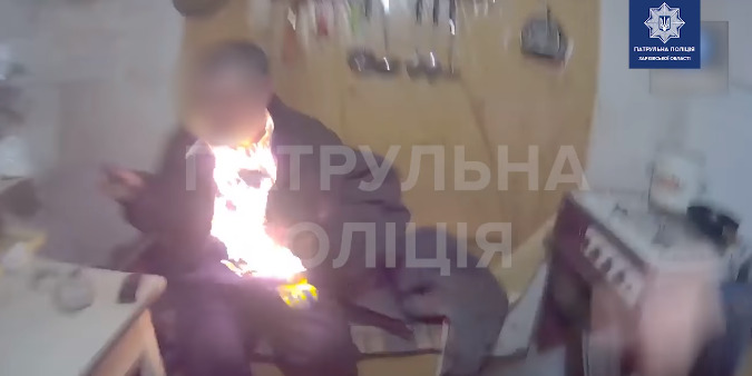 В Харькове мужчина поджег себя в присутствии патрульных