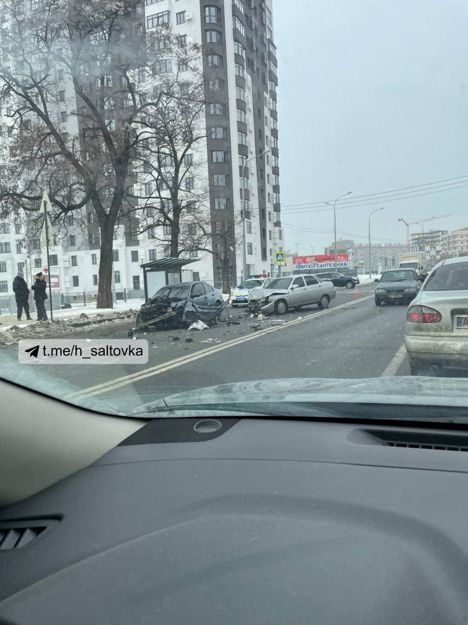 В центре Харькова водитель выехала на встречную полосу и столкнулась с двумя автомобиля