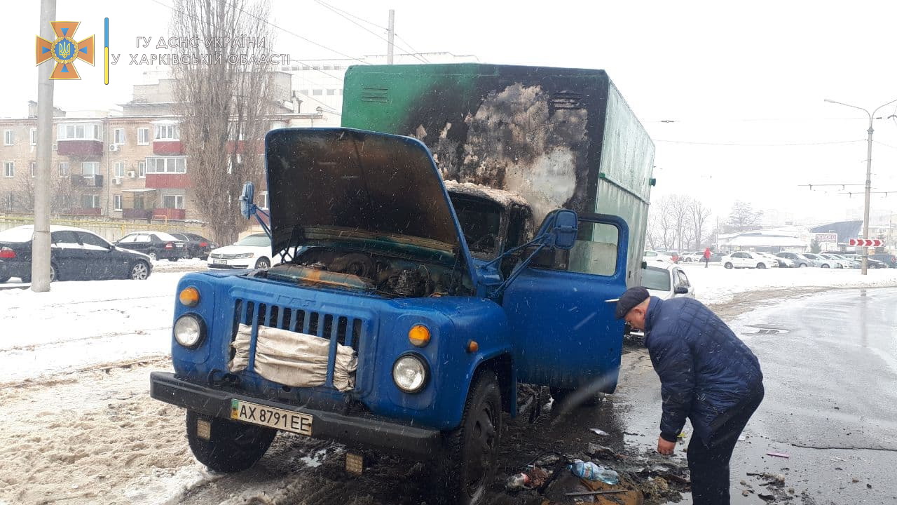В Харькове во время движения загорелся автомобиль